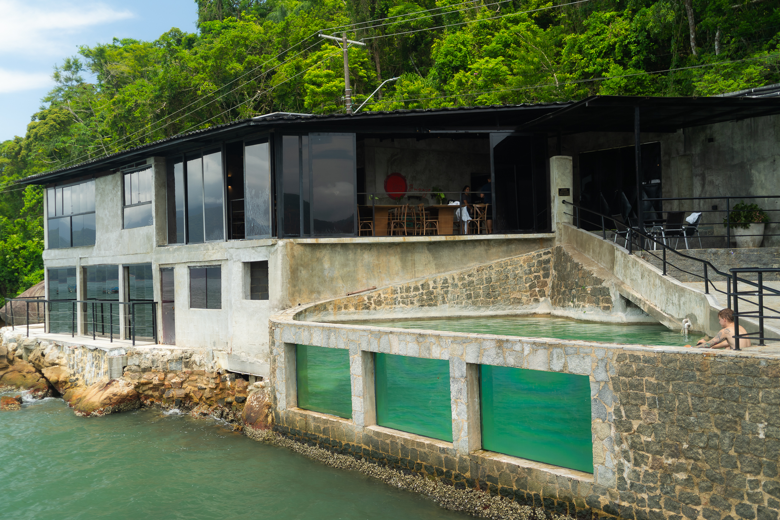 Hotel com piscina e vista para o mar