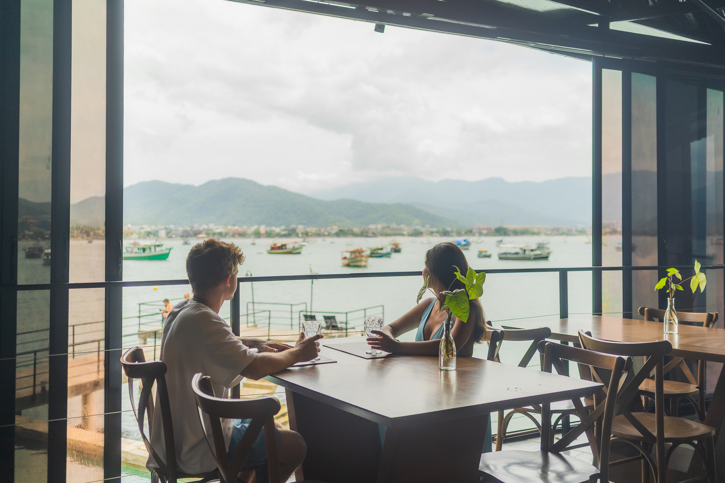 Casal apreciando a vista no restaurante