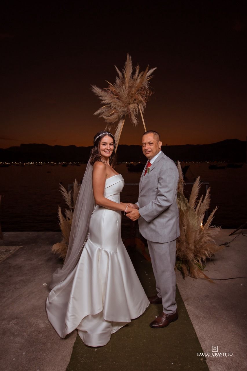 Casal no pier à noite