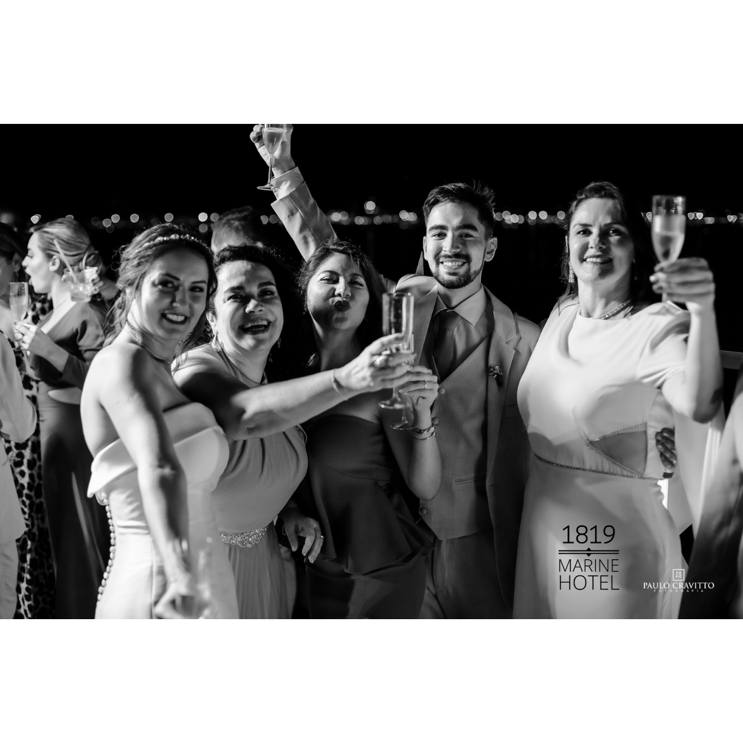 Comemoração com espumante na festa