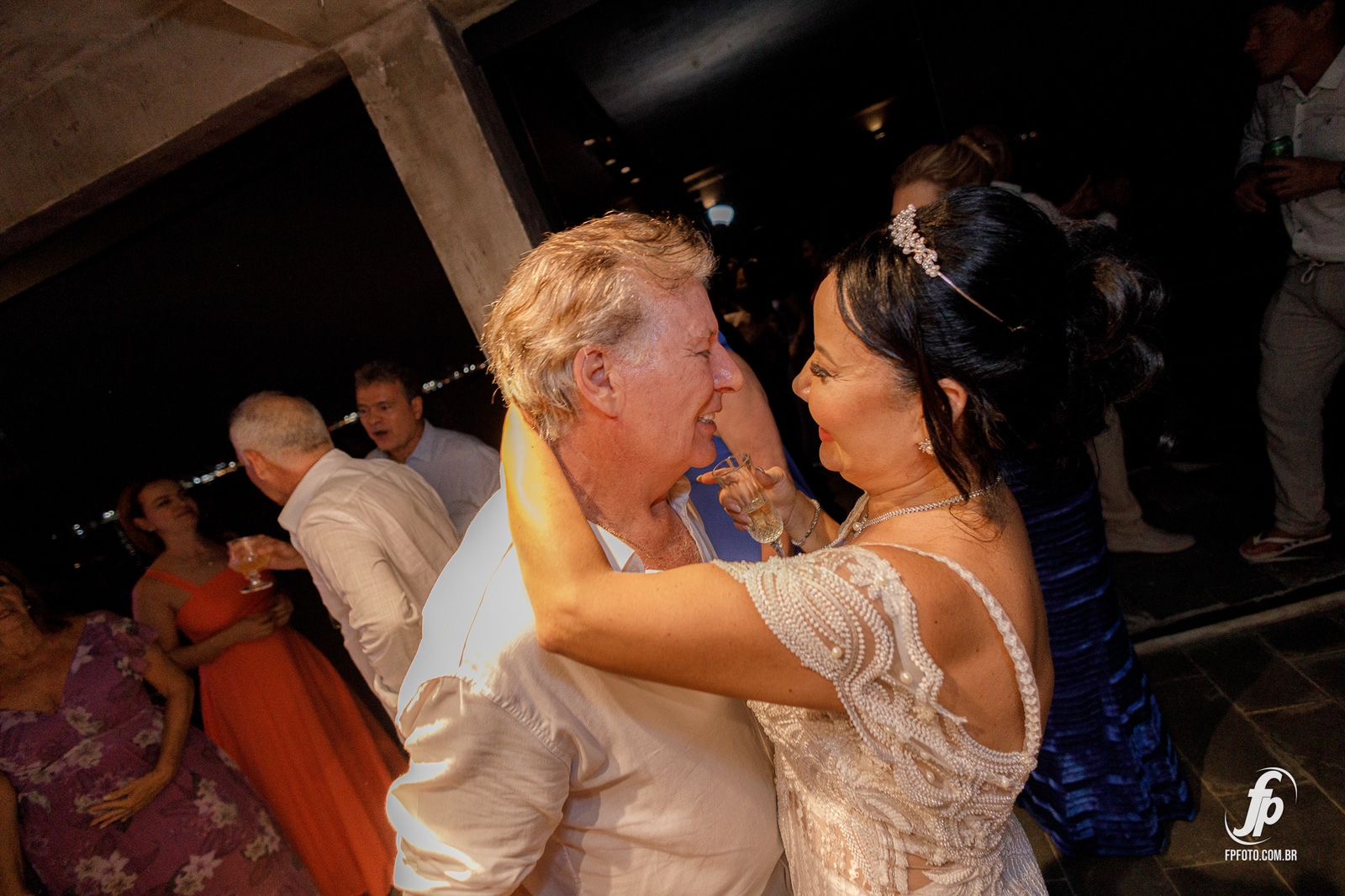Casal dançando na festa