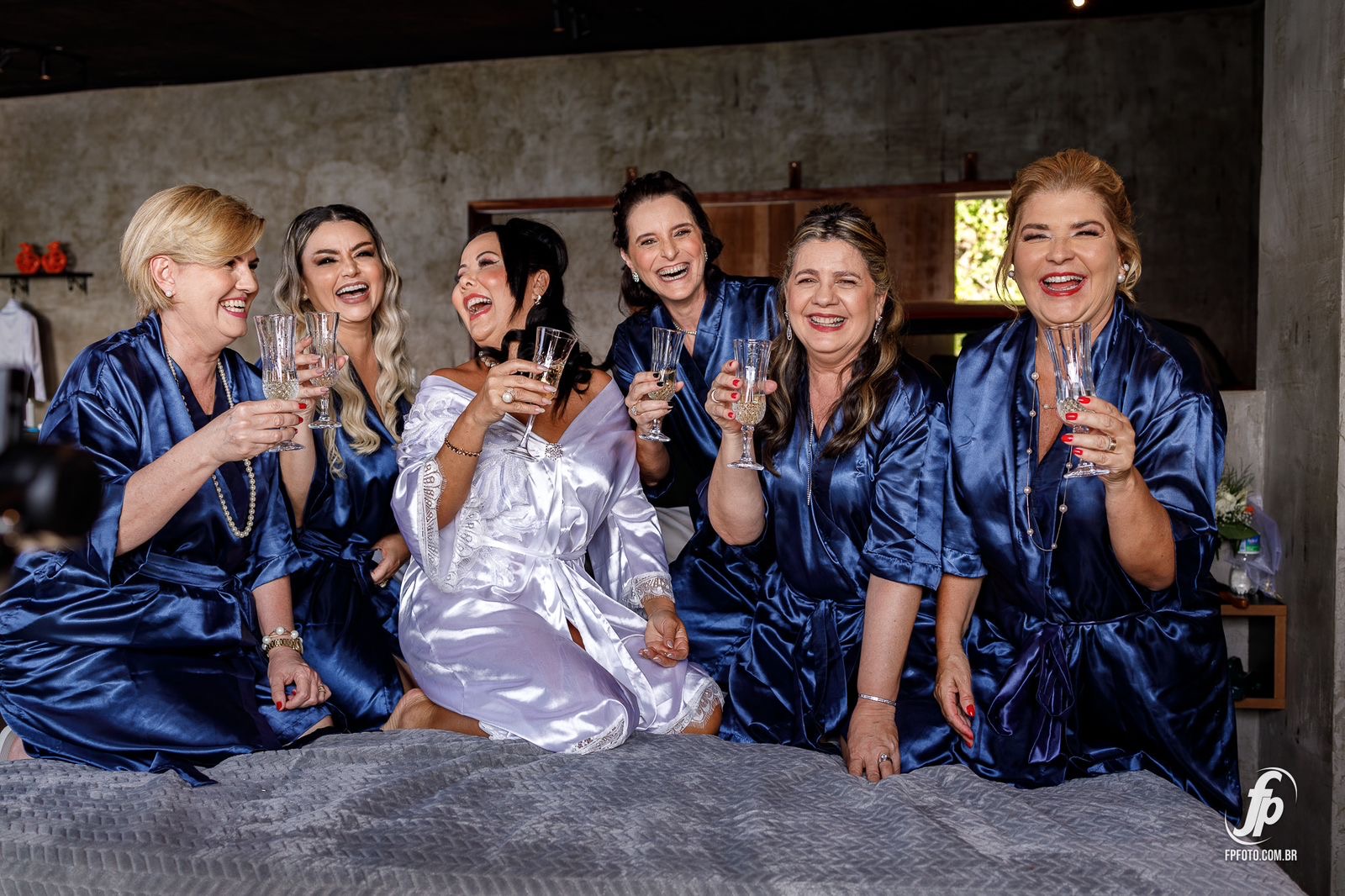 Noiva com as madrinhas brindando